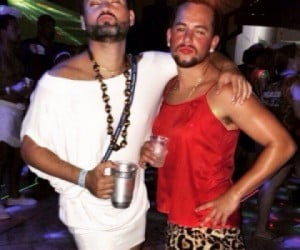 Na rede social Instagram, ao lado de um amigo, Marcelo vestido de mulher, mostra que sempre gostou de um deboche - Foto: Reprodução