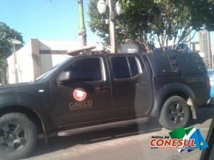 Viatura do Gaeco em frente ao Paço Municipal de Naviraí; policiais e promotores buscam documentos