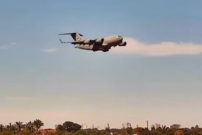 Avião de guerra dos EUA arremete ao tentar pousar em Campo Grande