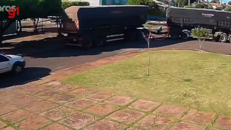 Amambai – Vídeo mostra criança que morreu atropelada por carreta ‘brincando’ em reboque